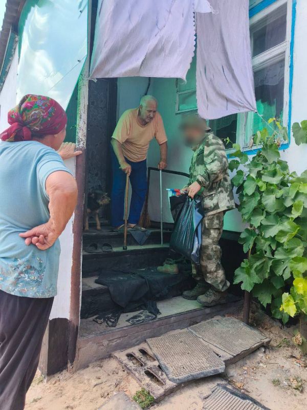 В День Государственного Флага Российской Федерации военнослужащие Росгвардии совместно с сотрудниками администрации Новопсковского округа по доброй традиции навестили тех, кто особенно нуждается во внимании и заботе - людей... В День Государственного Флага Российской Федерации военнослужащие Росгвардии совместно с сотрудниками администрации Новопсковского округа по доброй традиции навестили тех, кто особенно нуждается во внимании и заботе - людей...