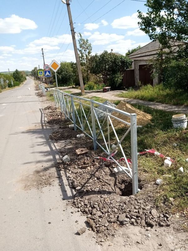 В течении недели работники МУП «ЦКУ Троицкого района» продолжили работы в парке Семейный, по улице Советская пгт В течении недели работники МУП «ЦКУ Троицкого района» продолжили работы в парке Семейный, по улице Советская пгт