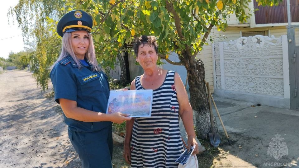 Профилактические рейды МЧС: инспекторы напомнили краснодонцам о правилах пожарной безопасности Профилактические рейды МЧС: инспекторы напомнили краснодонцам о правилах пожарной безопасности