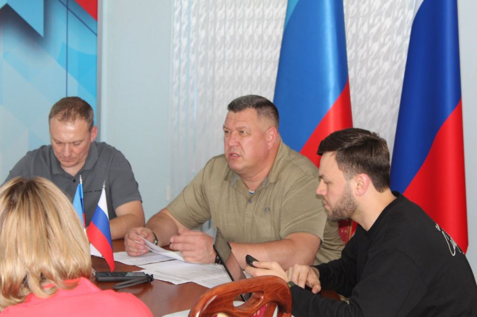 В Краснодоне состоялось рабочее совещание под председательством заместителя Министра строительства и жилищно-коммунального хозяйства Российской Федерации Валерия Леонова В Краснодоне состоялось рабочее совещание под председательством заместителя Министра строительства и жилищно-коммунального хозяйства Российской Федерации Валерия Леонова