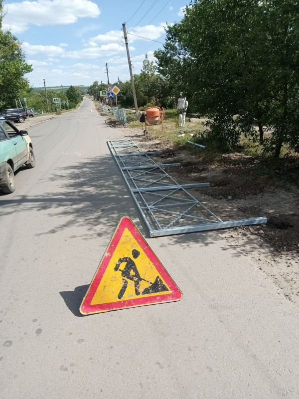 В течении недели работники МУП «ЦКУ Троицкого района» продолжили работы в парке Семейный, по улице Советская пгт В течении недели работники МУП «ЦКУ Троицкого района» продолжили работы в парке Семейный, по улице Советская пгт