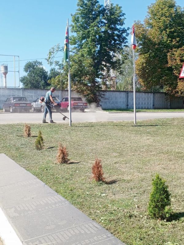 В течении недели работники МУП «ЦКУ Троицкого района» продолжили работы в парке Семейный, по улице Советская пгт В течении недели работники МУП «ЦКУ Троицкого района» продолжили работы в парке Семейный, по улице Советская пгт