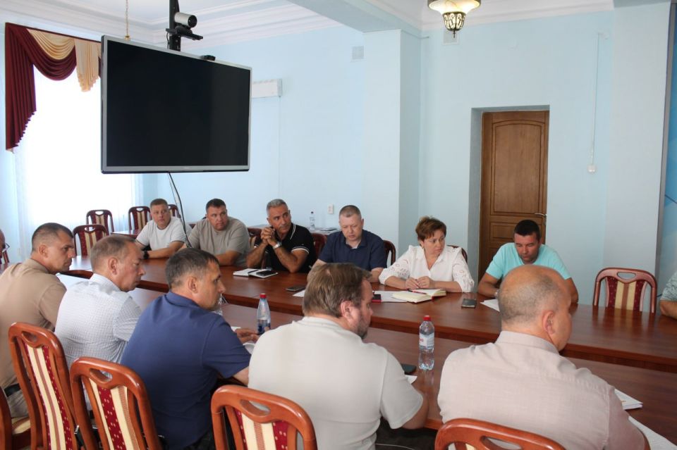 В Краснодоне состоялось рабочее совещание под председательством заместителя Министра строительства и жилищно-коммунального хозяйства Российской Федерации Валерия Леонова В Краснодоне состоялось рабочее совещание под председательством заместителя Министра строительства и жилищно-коммунального хозяйства Российской Федерации Валерия Леонова