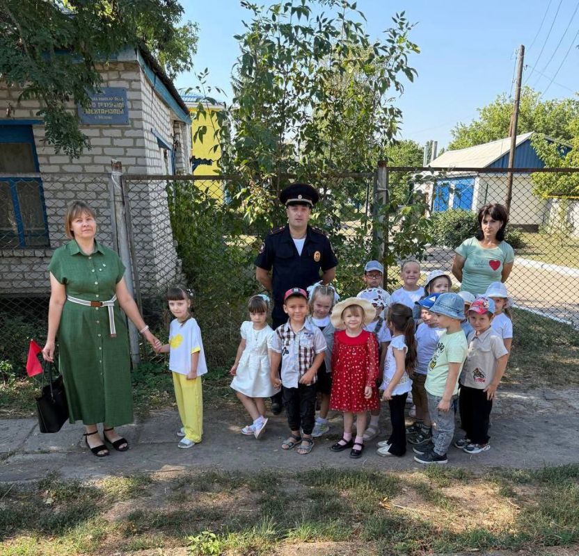 В Меловом автоинспекторы провели урок дорожной безопасности для детворы В Меловом автоинспекторы провели урок дорожной безопасности для детворы