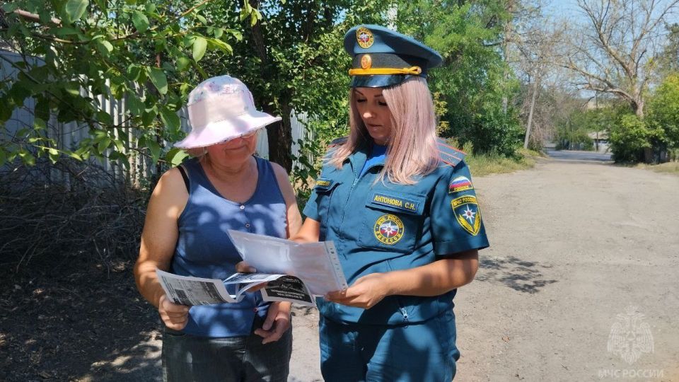 Профилактические рейды МЧС: инспекторы напомнили краснодонцам о правилах пожарной безопасности Профилактические рейды МЧС: инспекторы напомнили краснодонцам о правилах пожарной безопасности