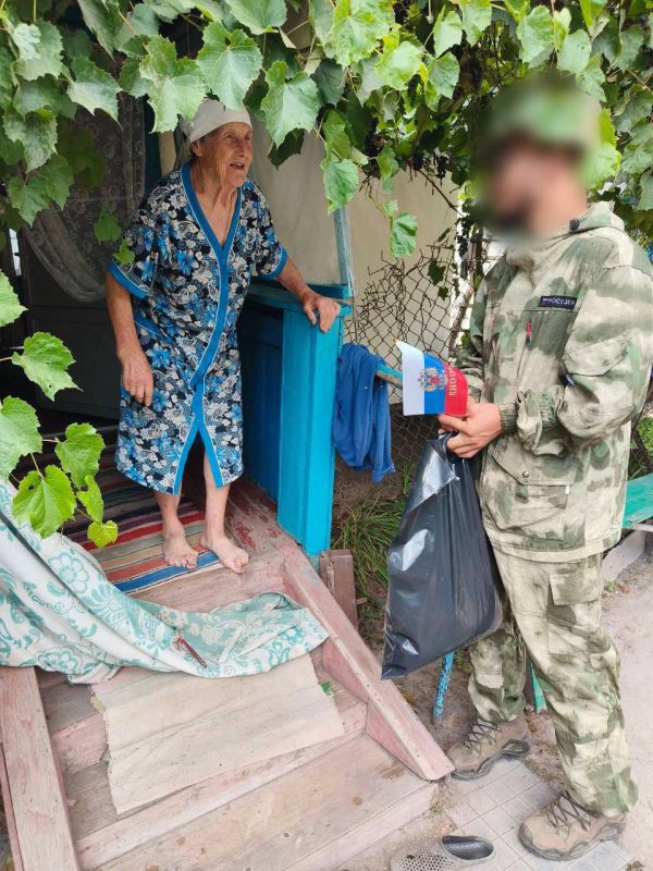 В День Государственного Флага Российской Федерации военнослужащие Росгвардии совместно с сотрудниками администрации Новопсковского округа по доброй традиции навестили тех, кто особенно нуждается во внимании и заботе - людей... В День Государственного Флага Российской Федерации военнослужащие Росгвардии совместно с сотрудниками администрации Новопсковского округа по доброй традиции навестили тех, кто особенно нуждается во внимании и заботе - людей...