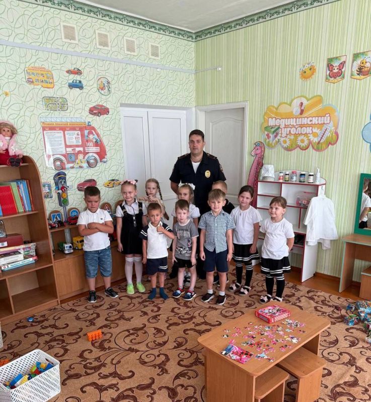 В Меловом автоинспекторы провели урок дорожной безопасности для детворы