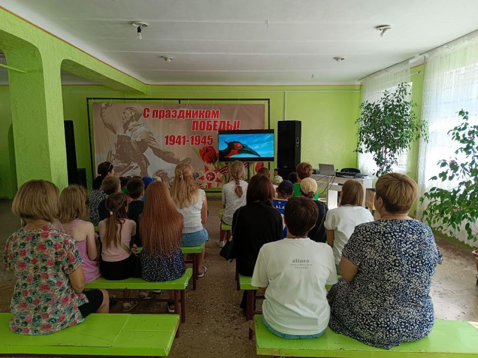 В Доме культуры им. Ленина пгт Новодарьевка состоялся показ фильма «Волшебник Изумрудного Города. Дорога из жёлтого кирпича» в рамках 10-ой юбилейной акции "Ночь кино" В Доме культуры им. Ленина пгт Новодарьевка состоялся показ фильма «Волшебник Изумрудного Города. Дорога из жёлтого кирпича» в рамках 10-ой юбилейной акции "Ночь кино"