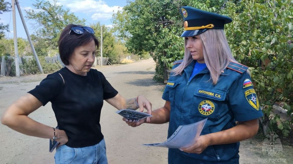 Профилактические рейды МЧС: инспекторы напомнили краснодонцам о правилах пожарной безопасности Профилактические рейды МЧС: инспекторы напомнили краснодонцам о правилах пожарной безопасности