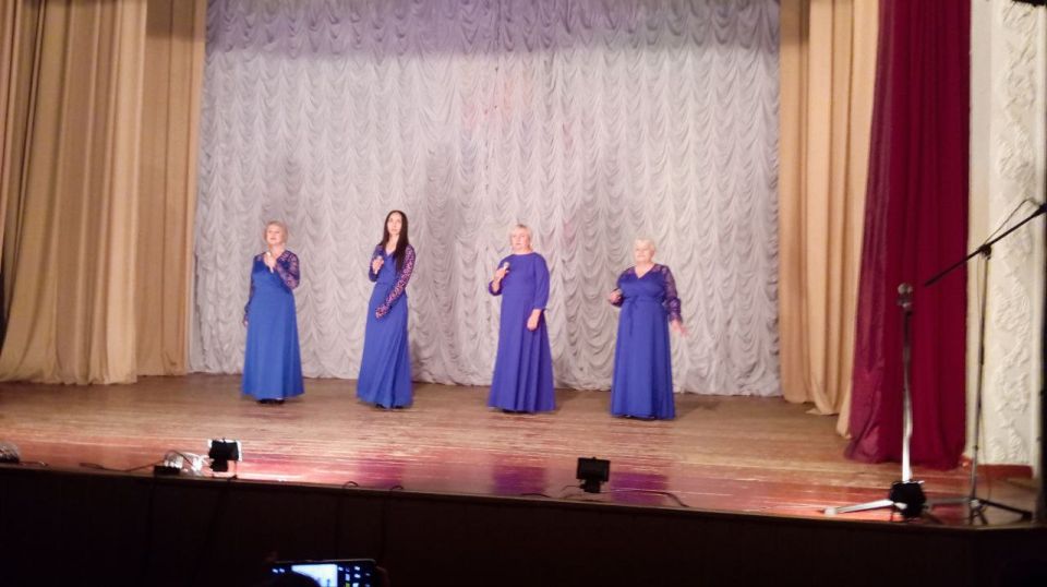 В Доме культуры им. Горького пгт Ясеновский состоялся концерт «Песни Великой Победы».Жители поселка пришли отдать дань памяти поколению победителей В Доме культуры им. Горького пгт Ясеновский состоялся концерт «Песни Великой Победы».Жители поселка пришли отдать дань памяти поколению победителей
