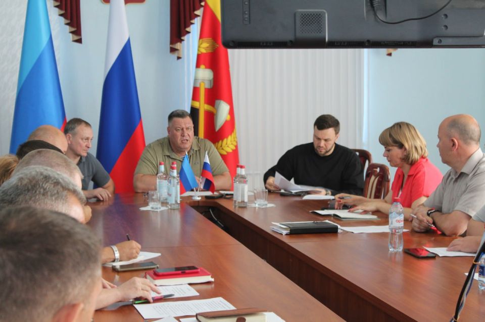 В Краснодоне состоялось рабочее совещание под председательством заместителя Министра строительства и жилищно-коммунального хозяйства Российской Федерации Валерия Леонова В Краснодоне состоялось рабочее совещание под председательством заместителя Министра строительства и жилищно-коммунального хозяйства Российской Федерации Валерия Леонова