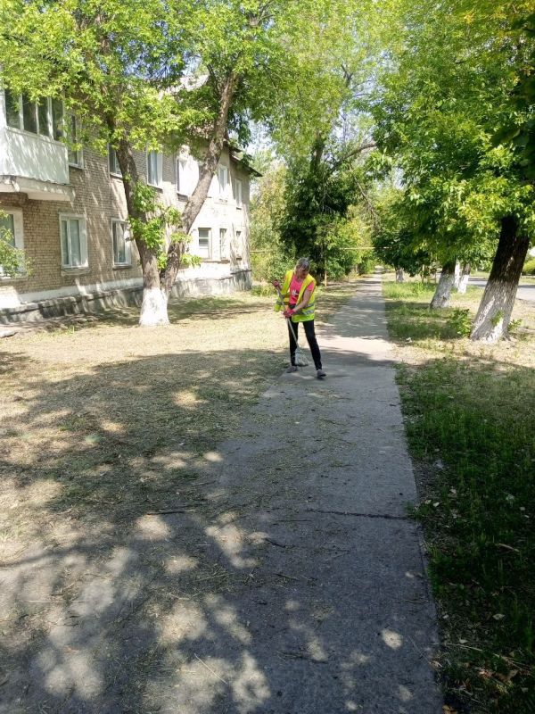 Начинаем субботнее утро с приятных дел! Команда ООО "Арнстрой" уже на месте, чтобы делать придомовые территории многоквартирных домов в пгт Ясеновский еще чище и красивее Начинаем субботнее утро с приятных дел! Команда ООО "Арнстрой" уже на месте, чтобы делать придомовые территории многоквартирных домов в пгт Ясеновский еще чище и красивее