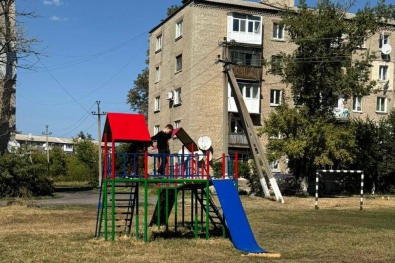 Аварийная бригада Тувы отремонтировала детскую площадку в Червонопартизанске Аварийная бригада Тувы отремонтировала детскую площадку в Червонопартизанске