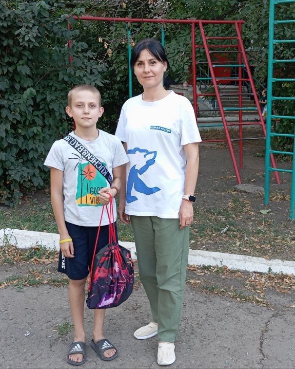 Активистки Женского движения Единой России продолжают вручать школьные наборы детям в рамках акции "Собери ребенка в школу" Активистки Женского движения Единой России продолжают вручать школьные наборы детям в рамках акции "Собери ребенка в школу"