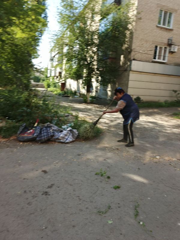 Наши коммунальные службы активно работают над чистотой придомовых территорий Наши коммунальные службы активно работают над чистотой придомовых территорий