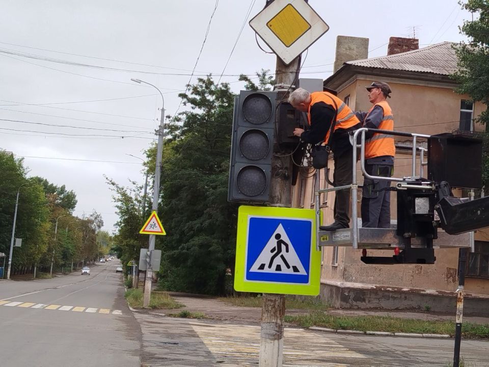 Коммунальные службы ведут работы на территории города Коммунальные службы ведут работы на территории города