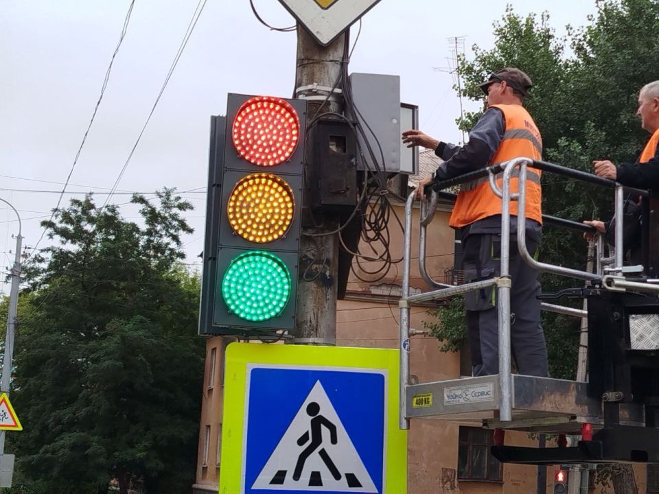 Коммунальные службы ведут работы на территории города Коммунальные службы ведут работы на территории города