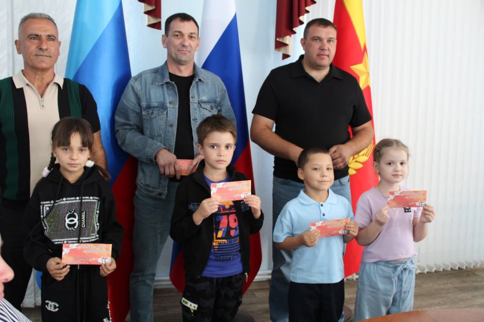 В Краснодоне представители Тюменской области приняли участие в замечательной акции "Собери ребенка в школу" В Краснодоне представители Тюменской области приняли участие в замечательной акции "Собери ребенка в школу"