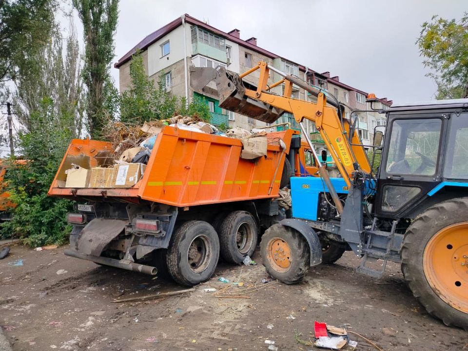 Коммунальные службы продолжают работы по благоустройству городских территорий Коммунальные службы продолжают работы по благоустройству городских территорий