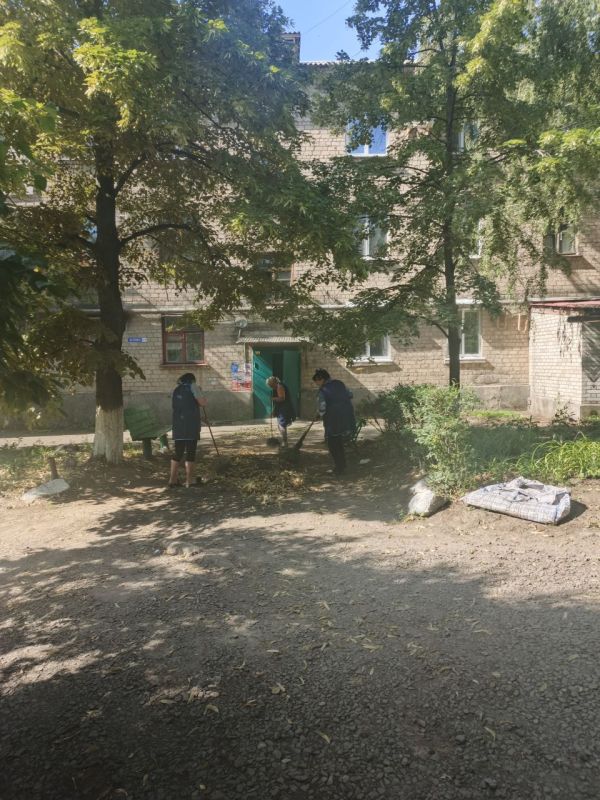 Сегодня с самого утра наши коммунальные службы активно трудятся над чистотой придомовых территорий, в частности, по ул. 8 Марта и на квартале Гагарина 30 Сегодня с самого утра наши коммунальные службы активно трудятся над чистотой придомовых территорий, в частности, по ул. 8 Марта и на квартале Гагарина 30