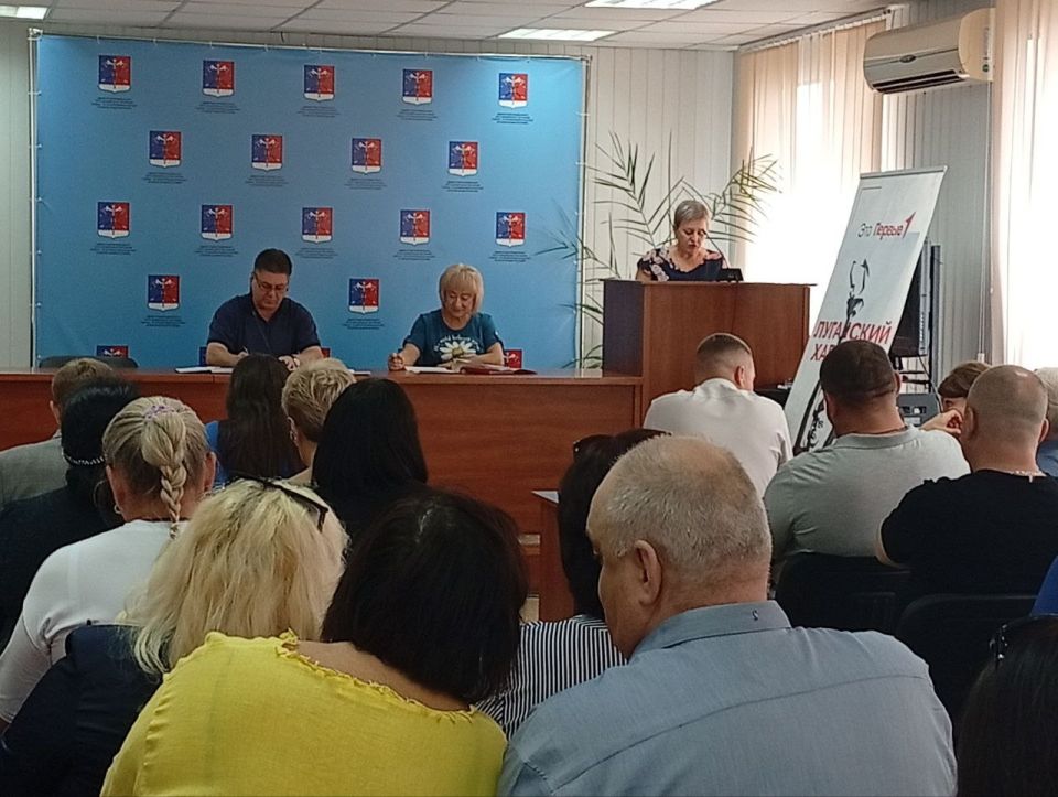 Альберт Зинченко: Сегодня совместно с председателем Совета Станично-Луганского муниципального округа Татьяной Пономаревой провели аппаратное совещание с руководителями структурных подразделений, учреждений и предприятий... Альберт Зинченко: Сегодня совместно с председателем Совета Станично-Луганского муниципального округа Татьяной Пономаревой провели аппаратное совещание с руководителями структурных подразделений, учреждений и предприятий...