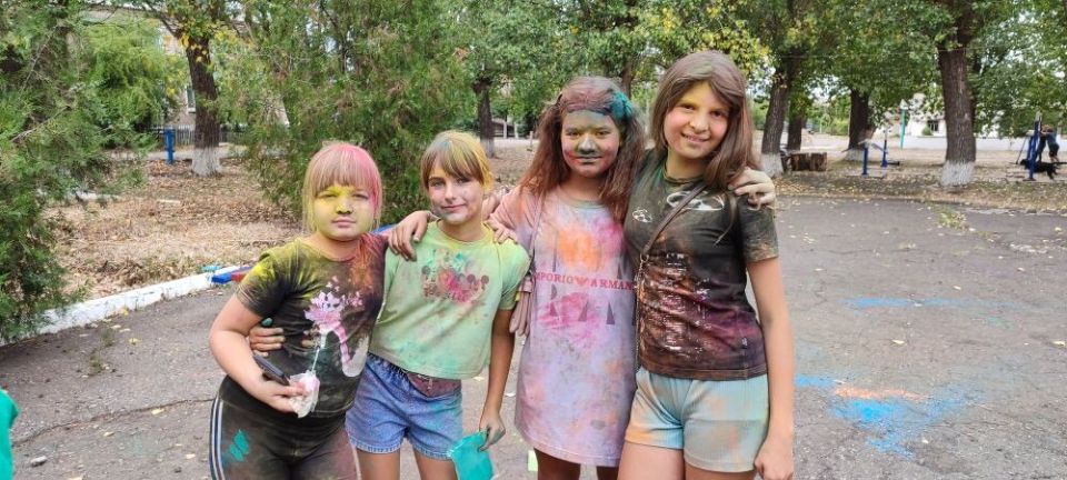 24 августа в поселке Центральном прошел фестиваль красок Холи, который провели артисты Перевальского районного Дворца культуры 24 августа в поселке Центральном прошел фестиваль красок Холи, который провели артисты Перевальского районного Дворца культуры