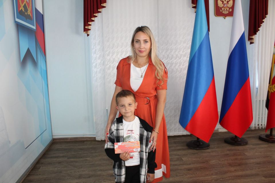 В Краснодоне представители Тюменской области приняли участие в замечательной акции "Собери ребенка в школу" В Краснодоне представители Тюменской области приняли участие в замечательной акции "Собери ребенка в школу"