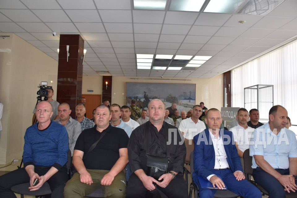 Горняки, вставшие на защиту ЛНР в период с 2014 по 2022 годы, в преддверии Дня шахтера получили медали «За боевые заслуги» в Краснодонском ордена Дружбы народов музее «Молодая гвардия» Горняки, вставшие на защиту ЛНР в период с 2014 по 2022 годы, в преддверии Дня шахтера получили медали «За боевые заслуги» в Краснодонском ордена Дружбы народов музее «Молодая гвардия»