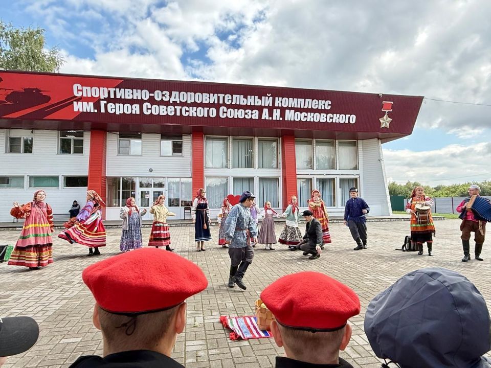 Новоайдарских ребят, приехавших в лагерь «Сокол», посетил глава Рассказовского округа и пожелал хорошего отдыха Новоайдарских ребят, приехавших в лагерь «Сокол», посетил глава Рассказовского округа и пожелал хорошего отдыха