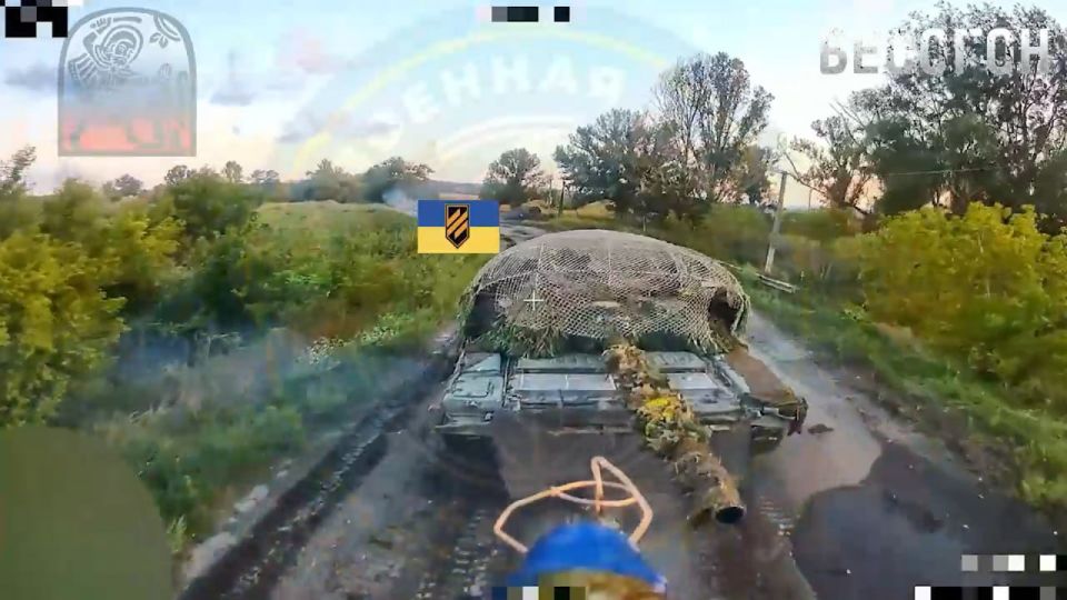 Работа FPV-дронов по технике и пехоте 3-го армейского корпуса ВСУ, контратакующего позиции ВС РФ в районе села Новомихайловка на стыке ДНР, ЛНР и Харьковской области Работа FPV-дронов по технике и пехоте 3-го армейского корпуса ВСУ, контратакующего позиции ВС РФ в районе села Новомихайловка на стыке ДНР, ЛНР и Харьковской области