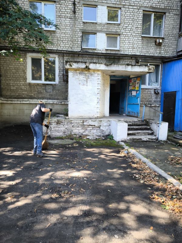 Виктория Сергеева: Коммунальщики в действии. В Кировске коммунальные службы активно проводят работы по благоустройству территории городского округа Виктория Сергеева: Коммунальщики в действии. В Кировске коммунальные службы активно проводят работы по благоустройству территории городского округа