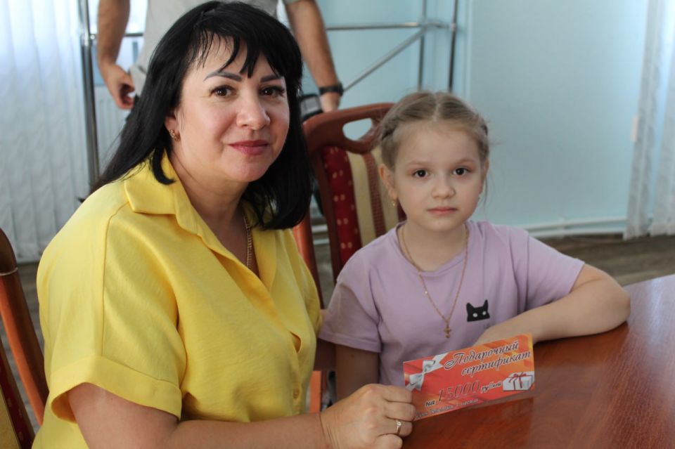 В Краснодоне представители Тюменской области приняли участие в замечательной акции "Собери ребенка в школу" В Краснодоне представители Тюменской области приняли участие в замечательной акции "Собери ребенка в школу"