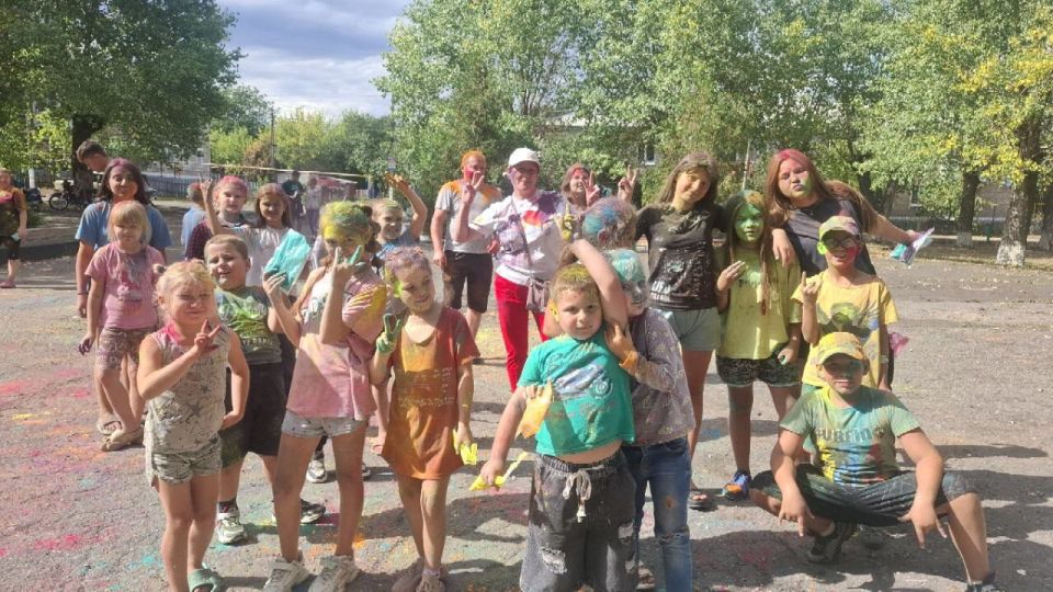 24 августа в поселке Центральном прошел фестиваль красок Холи, который провели артисты Перевальского районного Дворца культуры 24 августа в поселке Центральном прошел фестиваль красок Холи, который провели артисты Перевальского районного Дворца культуры