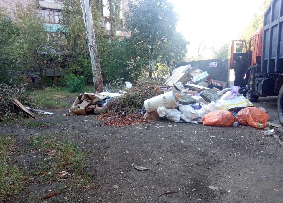 В Алчевске продолжается уборка мусора возле точек сбора коммунальных отходов и ликвидация несанкционированных свалок В Алчевске продолжается уборка мусора возле точек сбора коммунальных отходов и ликвидация несанкционированных свалок