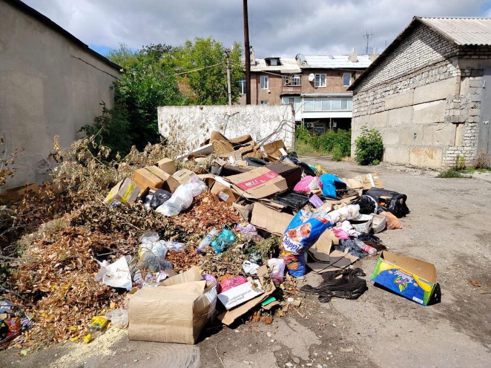 Коммунальные службы продолжают работы по благоустройству городских территорий Коммунальные службы продолжают работы по благоустройству городских территорий