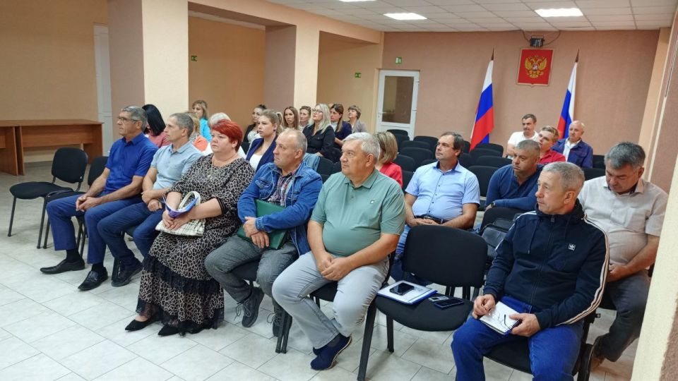 Сегодня первый заместитель Главы администрации Николай Вербицкий совместно с заместителем Главы администрации Натальей Добрицкой провел аппаратное совещание с начальниками структурных подразделений администрации... Сегодня первый заместитель Главы администрации Николай Вербицкий совместно с заместителем Главы администрации Натальей Добрицкой провел аппаратное совещание с начальниками структурных подразделений администрации...