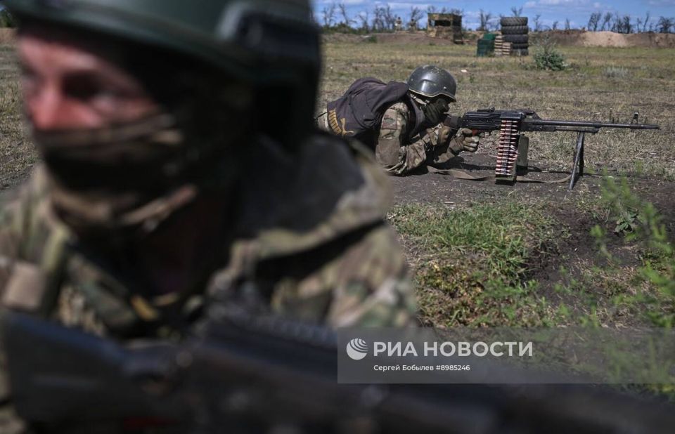 Боевая подготовка бойцов бригады «Север» Добровольческого корпуса группировки войск «Юг» на одном из полигонов ЛНР Боевая подготовка бойцов бригады «Север» Добровольческого корпуса группировки войск «Юг» на одном из полигонов ЛНР