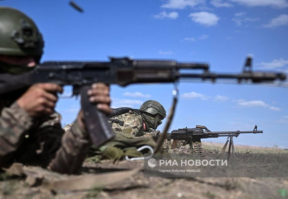 Боевая подготовка бойцов бригады «Север» Добровольческого корпуса группировки войск «Юг» на одном из полигонов ЛНР Боевая подготовка бойцов бригады «Север» Добровольческого корпуса группировки войск «Юг» на одном из полигонов ЛНР