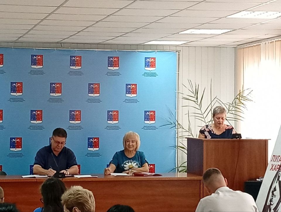 Альберт Зинченко: Сегодня совместно с председателем Совета Станично-Луганского муниципального округа Татьяной Пономаревой провели аппаратное совещание с руководителями структурных подразделений, учреждений и предприятий... Альберт Зинченко: Сегодня совместно с председателем Совета Станично-Луганского муниципального округа Татьяной Пономаревой провели аппаратное совещание с руководителями структурных подразделений, учреждений и предприятий...