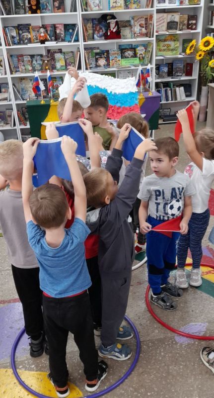 #ГоржусьФлагом. В «Библиотечном филиале для детей» МБУ «МЦБС» ко Дню Государственного флага для детей дошкольного возраста состоялась конкурсно-развлекательная программа «Веселые старты под флагом России» #ГоржусьФлагом. В «Библиотечном филиале для детей» МБУ «МЦБС» ко Дню Государственного флага для детей дошкольного возраста состоялась конкурсно-развлекательная программа «Веселые старты под флагом России»