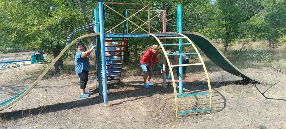 «Единая Россия» в рамках акции «Яркое детство» в Рубежном продолжают облагораживать детские площадки «Единая Россия» в рамках акции «Яркое детство» в Рубежном продолжают облагораживать детские площадки