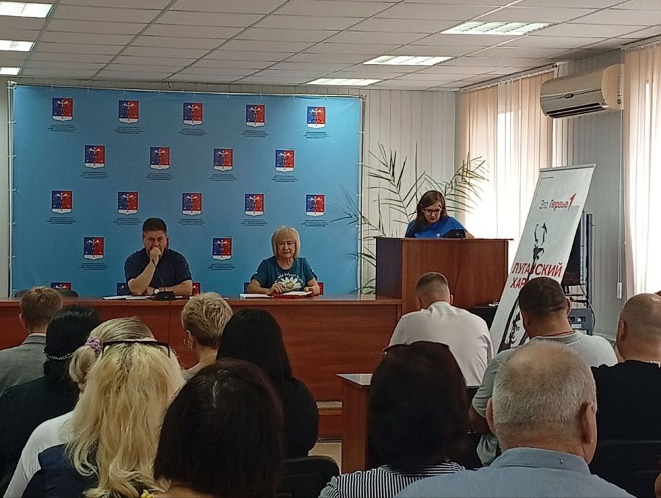 Альберт Зинченко: Сегодня совместно с председателем Совета Станично-Луганского муниципального округа Татьяной Пономаревой провели аппаратное совещание с руководителями структурных подразделений, учреждений и предприятий... Альберт Зинченко: Сегодня совместно с председателем Совета Станично-Луганского муниципального округа Татьяной Пономаревой провели аппаратное совещание с руководителями структурных подразделений, учреждений и предприятий...