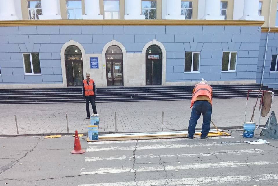Коммунальные службы проводят работы на территории города Коммунальные службы проводят работы на территории города