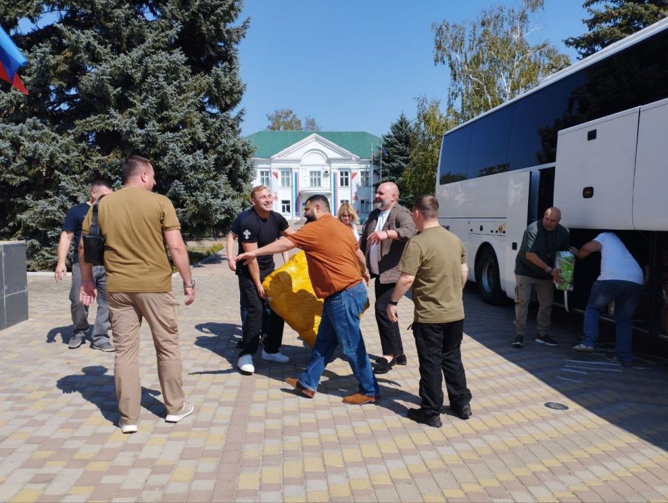 При поддержке «Единой России» в Новоайдар прибыла гуманитарная помощь При поддержке «Единой России» в Новоайдар прибыла гуманитарная помощь