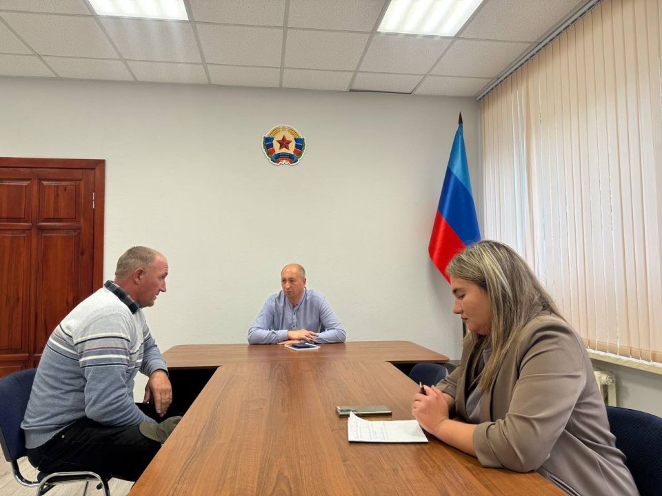 Сергей Крамаренко: Сегодня, в ходе личного приема, обсудил с жителями г. Зимогорье, пгт. Лотиково и п. Яснодольск вопросы водоснабжения, выделения муниципального жилья для участников специальной военной операции и членов их... Сергей Крамаренко: Сегодня, в ходе личного приема, обсудил с жителями г. Зимогорье, пгт. Лотиково и п. Яснодольск вопросы водоснабжения, выделения муниципального жилья для участников специальной военной операции и членов их...