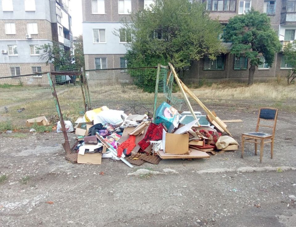 В Алчевске продолжается уборка мусора возле точек сбора коммунальных отходов и ликвидация несанкционированных свалок В Алчевске продолжается уборка мусора возле точек сбора коммунальных отходов и ликвидация несанкционированных свалок