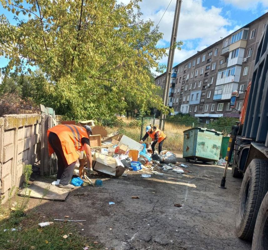 В Алчевске продолжается уборка мусора возле точек сбора коммунальных отходов и ликвидация несанкционированных свалок В Алчевске продолжается уборка мусора возле точек сбора коммунальных отходов и ликвидация несанкционированных свалок