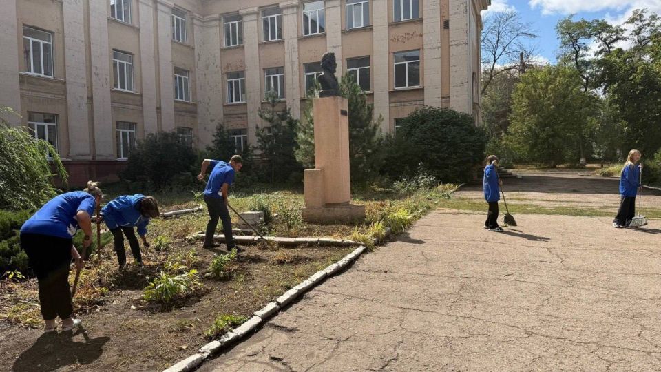 В Алчевске состоялась акция «Помощь школам» В Алчевске состоялась акция «Помощь школам»