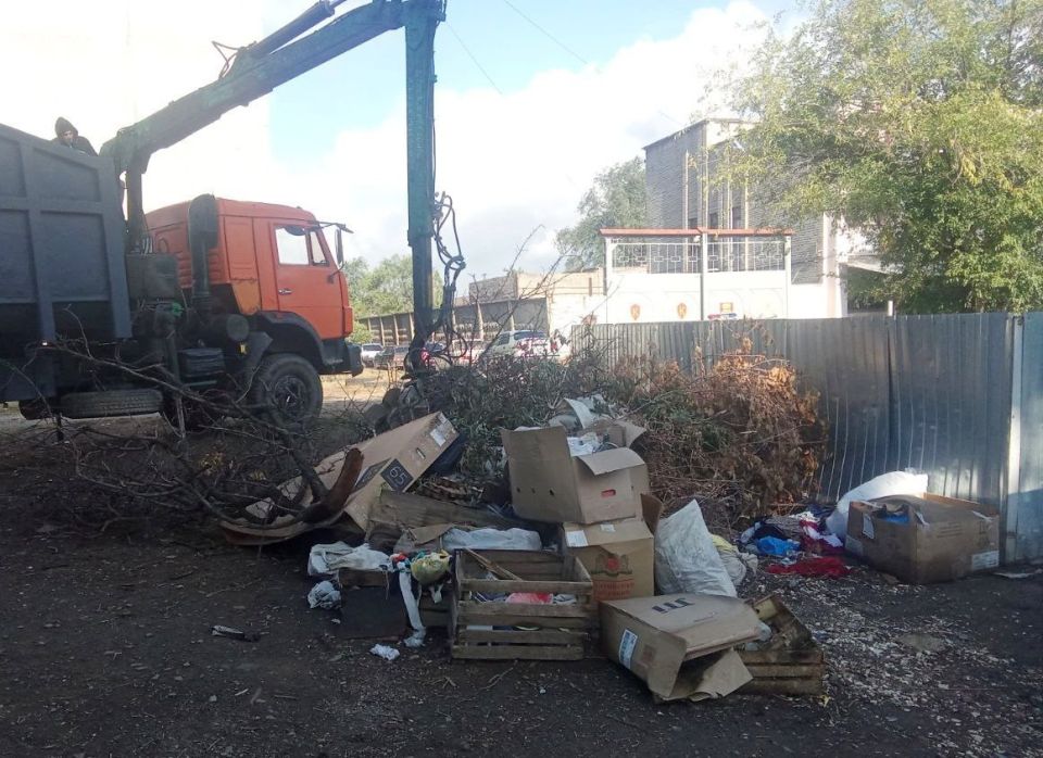 В Алчевске продолжается уборка мусора возле точек сбора коммунальных отходов и ликвидация несанкционированных свалок В Алчевске продолжается уборка мусора возле точек сбора коммунальных отходов и ликвидация несанкционированных свалок