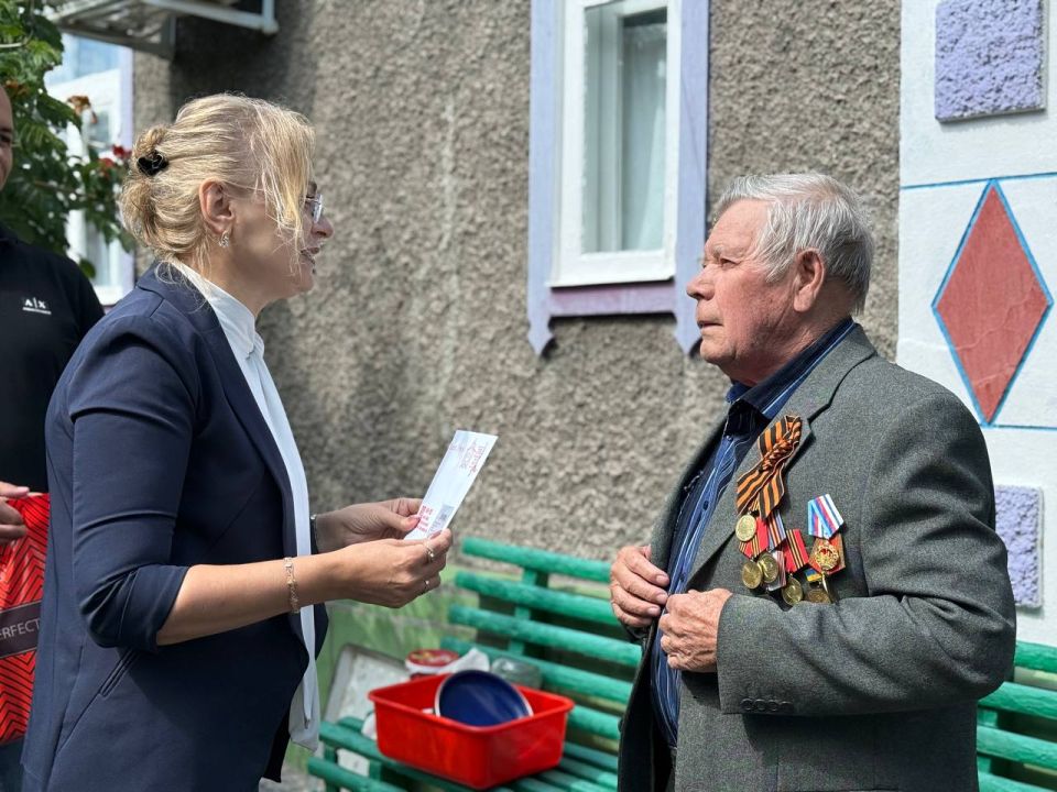 Виктория Сергеева: Сегодня выполнила почетную миссию – адресно поздравила ветеранов с 80-летием Победы над милитаристской Японией и окончанием Второй мировой войны, передав именные письма от нашего президента Владимира... Виктория Сергеева: Сегодня выполнила почетную миссию – адресно поздравила ветеранов с 80-летием Победы над милитаристской Японией и окончанием Второй мировой войны, передав именные письма от нашего президента Владимира...